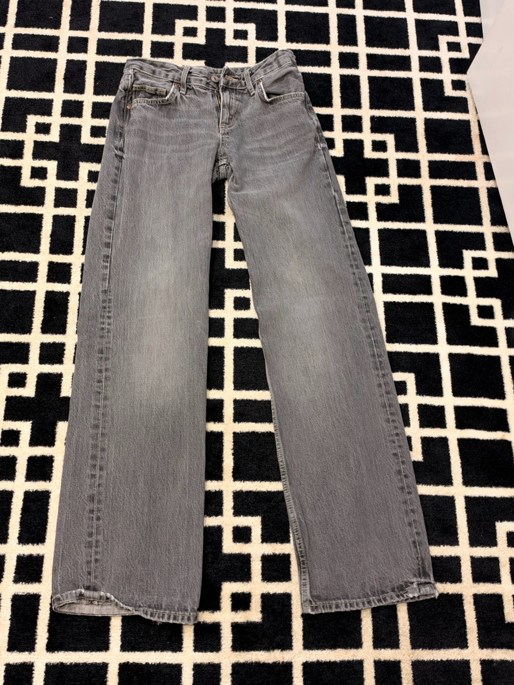 Zara Gray Low-Rise Straight-Leg Jeans – Size 2